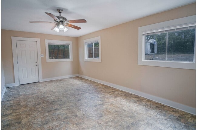 Building Photo - 3/1