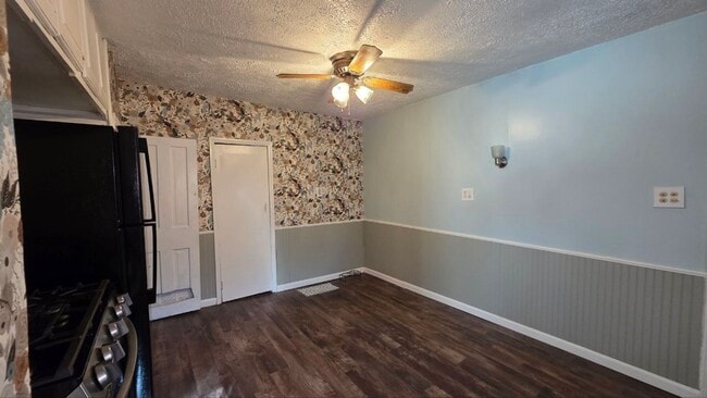 Building Photo - 3 bedroom 1 bathroom Olmstead Falls! EDEN/SECTION 8 welcomed