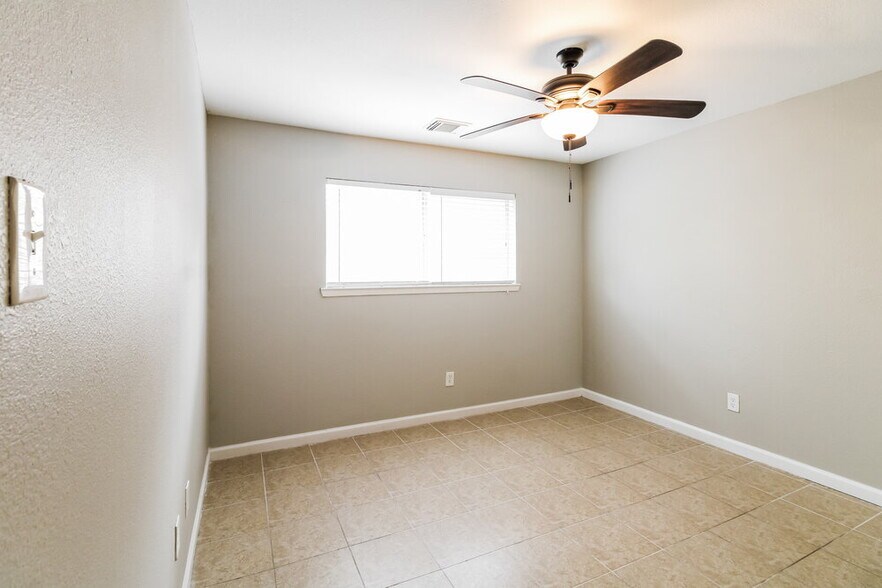 Building Photo - 3635 Lost Oak Dr