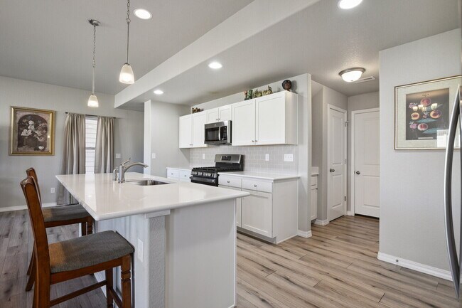 Building Photo - Modern 3-Bedroom Home for Rent in Chapel H...