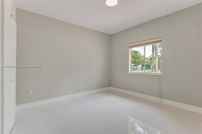 Building Photo - 709 SE 14th Pl