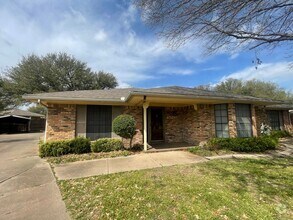 Building Photo - COMING SOON 3 BEDROOM 2.5 BATH SPACIOUS HO...
