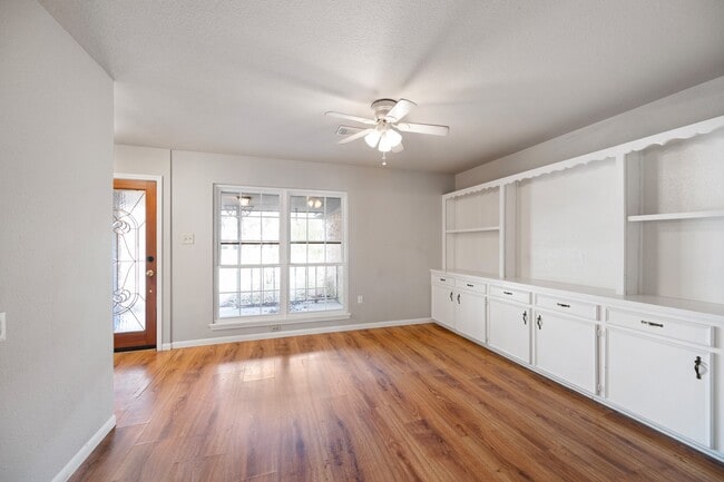 Building Photo - 23864 White Oak Ct