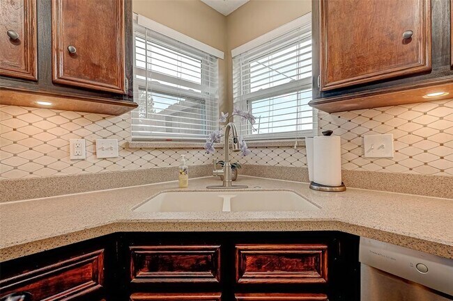 Building Photo - 502 Birdsong Dr