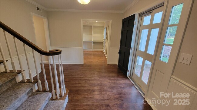 Building Photo - 9424 Whitethorn Dr