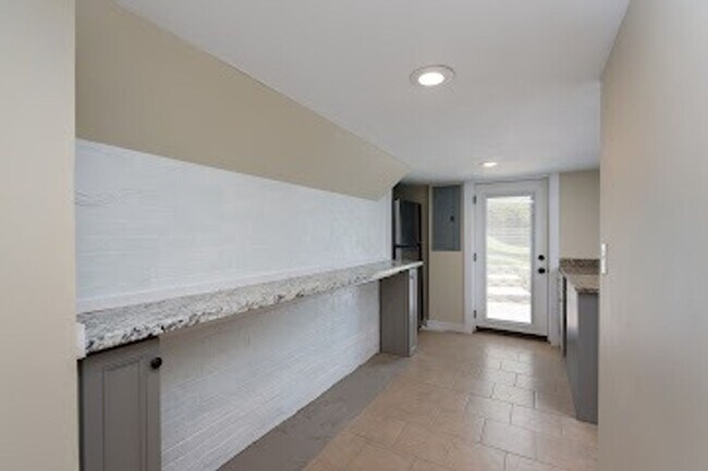 Building Photo - 2615 W Main St