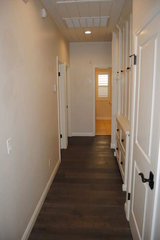 Building Photo - 7112 Darrin Ave