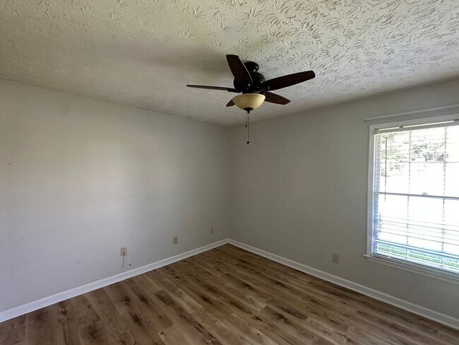 Building Photo - Beautiful home with everything you could want