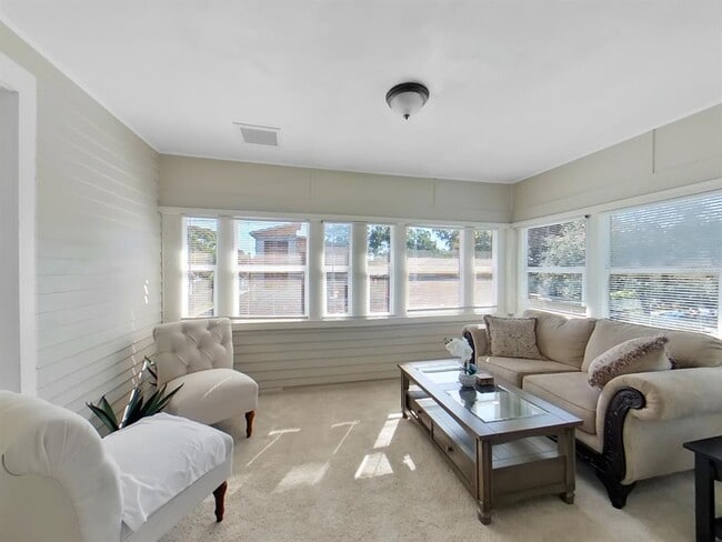 Building Photo - 614 8th St N