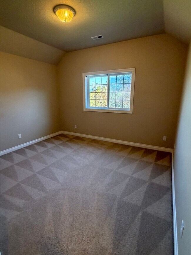 Building Photo - 5 Bedrooms and 2.5 Bathrooms with Views of the Rolling Hills of Corvallis Country Club