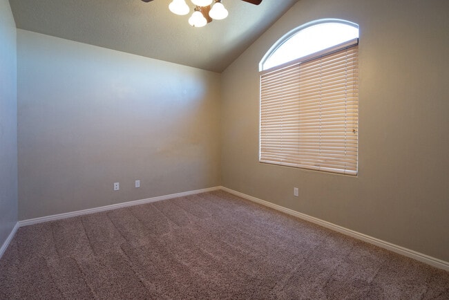 Building Photo - Beautiful St. George Home - Community Pool...