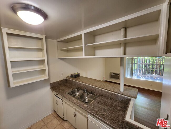 Building Photo - 1013 N San Vicente Blvd