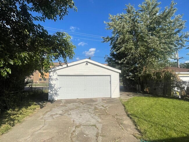 Building Photo - 15533 6th Ave