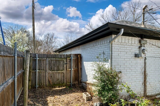 Building Photo - AVAILABLE NOW! BEAUTIFUL 3 BEDROOM HOME LO...