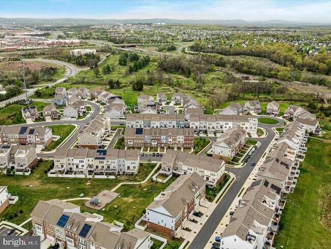 Building Photo - 42939 Running Creek Square