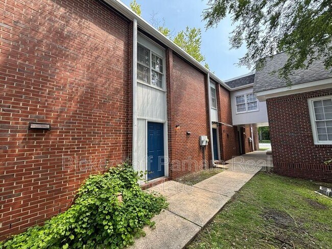 Building Photo - 1261 Cedar Ave