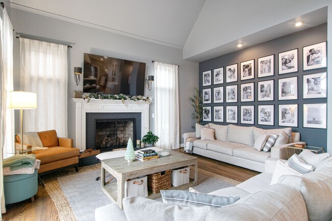Building Photo - Rent Special! See Description! Spacious Ho...