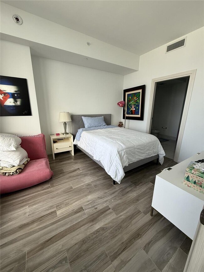 Building Photo - 801 S Miami Ave