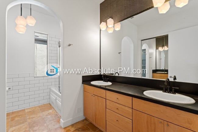 Building Photo - Amazing 2 Bedroom 1.5 Bath Townhome in the...