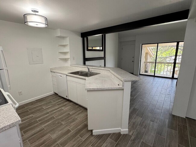 Building Photo - Beautifully Remodled 2 Bed 2 Bath Top Floo...