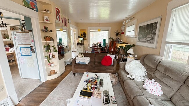 Building Photo - PRELEASE:  4+bdrm/1bath near WWU + Sehome Hill