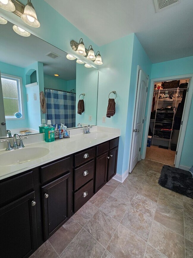 Building Photo - Gorgeous and Spacious 4 Bedroom Home!