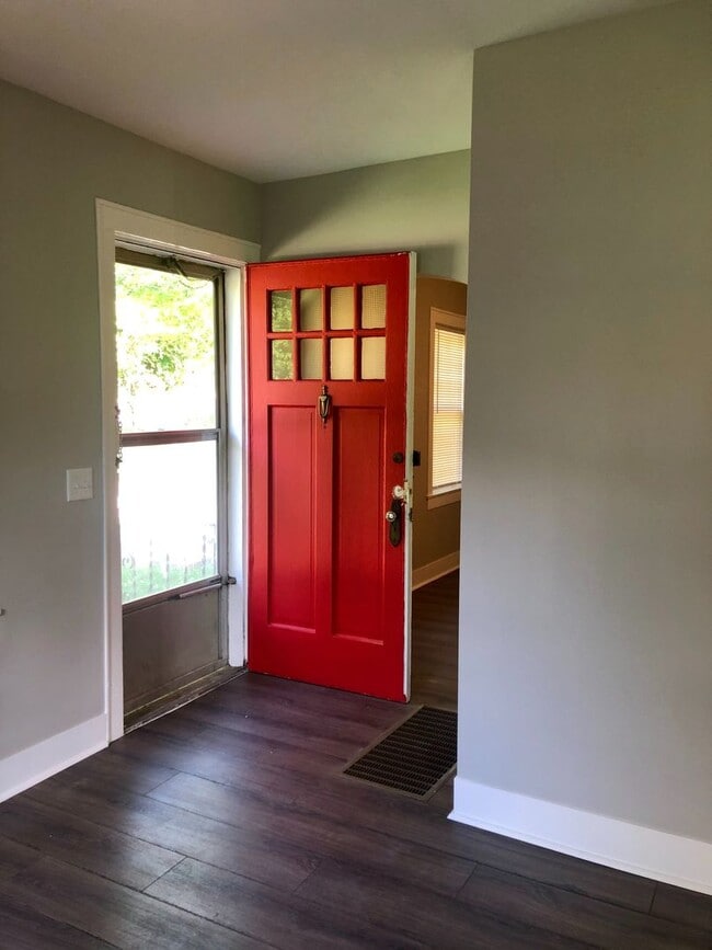 Building Photo - 3 Bedroom Duplex in Madison $1700/mo. $170...