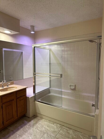 Shower - 1909 Chasewood Cir