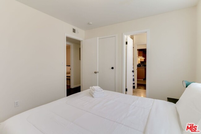 Building Photo - 11257 Collett Ave