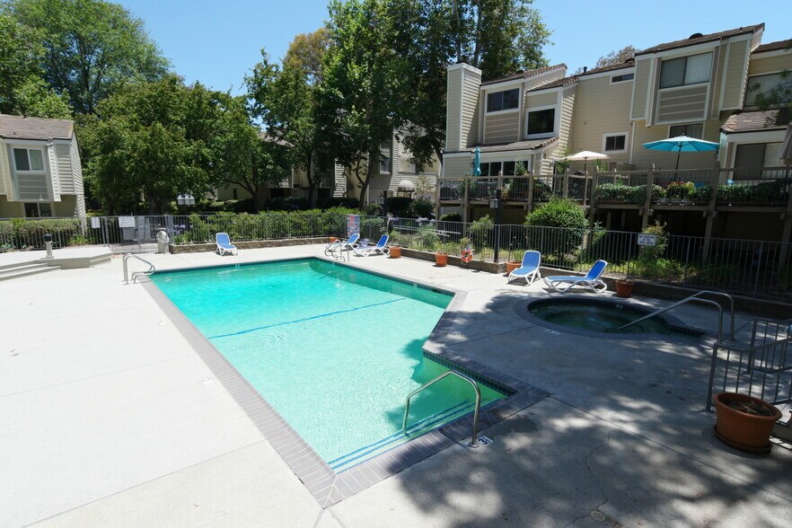 Building Photo - 1218 S Westlake Blvd