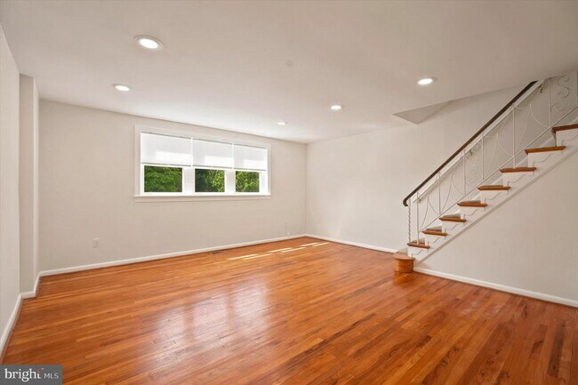 Building Photo - 668 Renz St