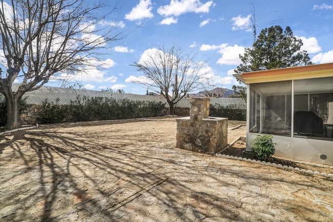 Building Photo - 5664 Longview Dr