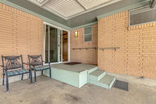 Building Photo - 401 Daisy Dr