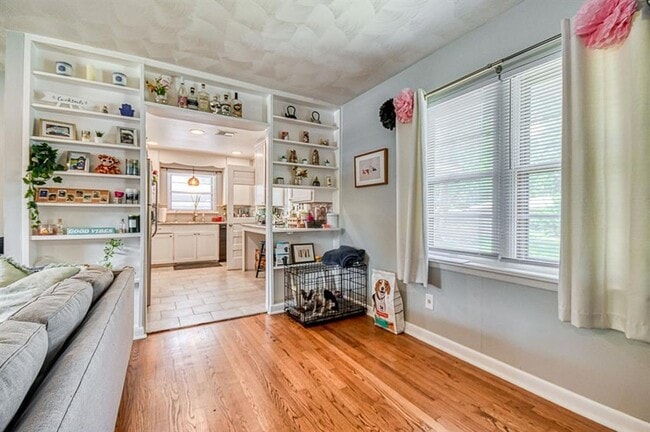 Building Photo - 1205 Westlawn Dr