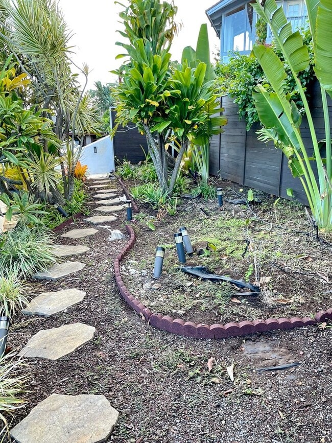 Building Photo - Wailuku Heights Executive Style 3Bed/2Bath Furnished Upstairs Home - Pool w/ cabanas - Most Utili...