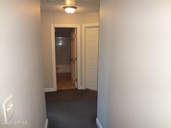 Building Photo - 205 S Pointe Dr