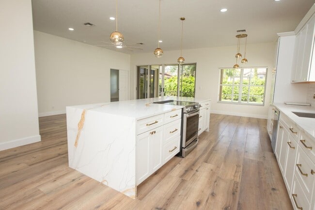 Building Photo - 10881 La Salinas Cir