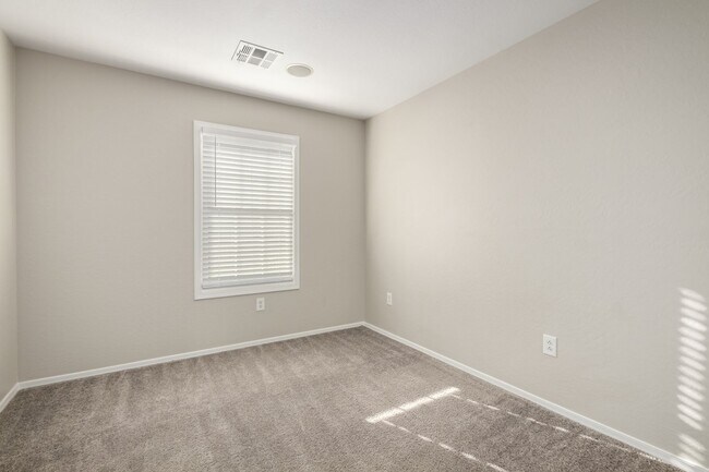Building Photo - 3 Bed, 2 Bath in Gated Val Vista Classic