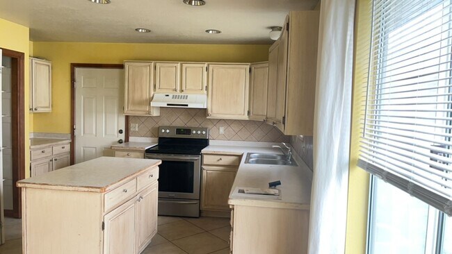 Building Photo - Great location Quaint Orem Home w 2 car ga...