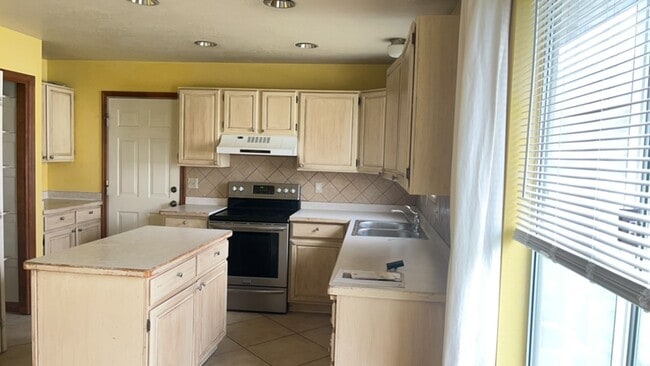 Building Photo - Great location Quaint Orem Home w 2 car garage!