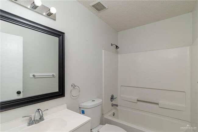 Building Photo - 3425 Ozark Ave