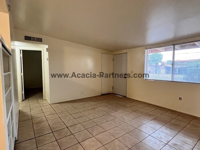 Building Photo - Two Bedroom/One Bath