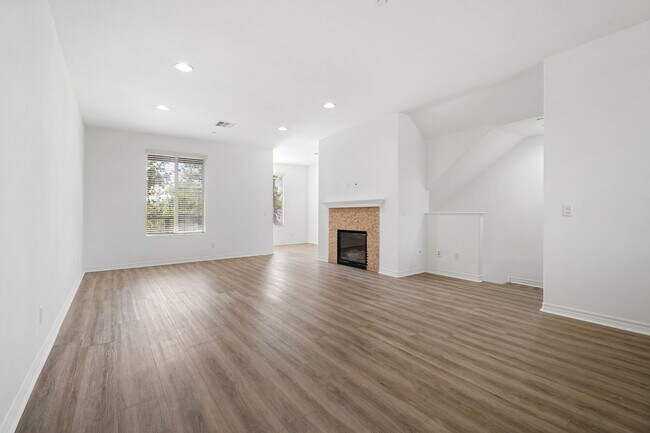 Building Photo - Spacious 4 Bedroom TownHome in Garden Grove!