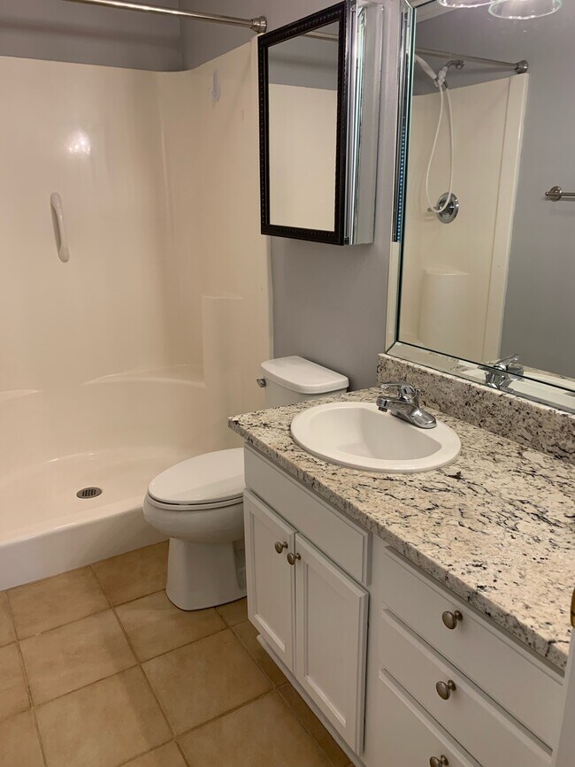 Building Photo - 9595 Villas Dr