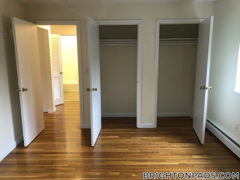 Building Photo - 122 Dustin St