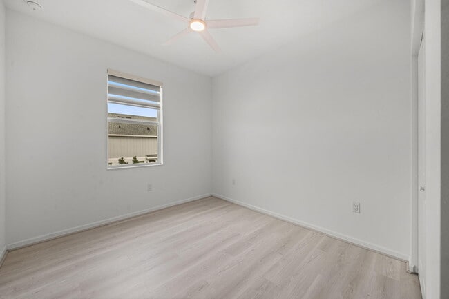 Building Photo - 4440 Longwood Lake Sq