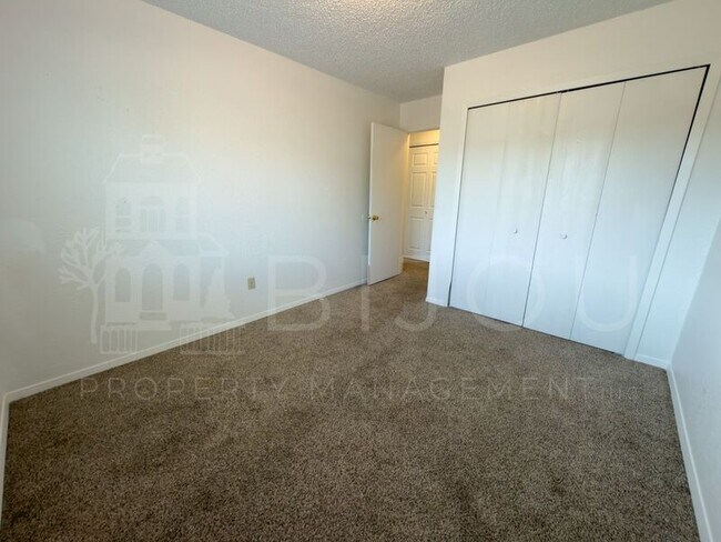 Building Photo - 2405 Split Rock Dr