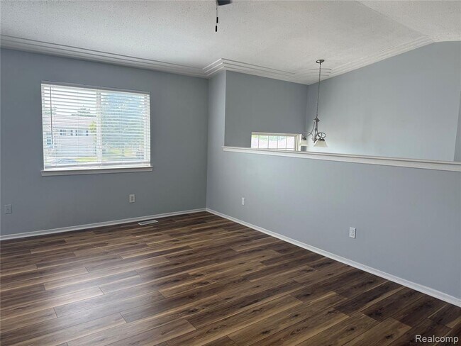 Building Photo - 1116 Lakeview Cir