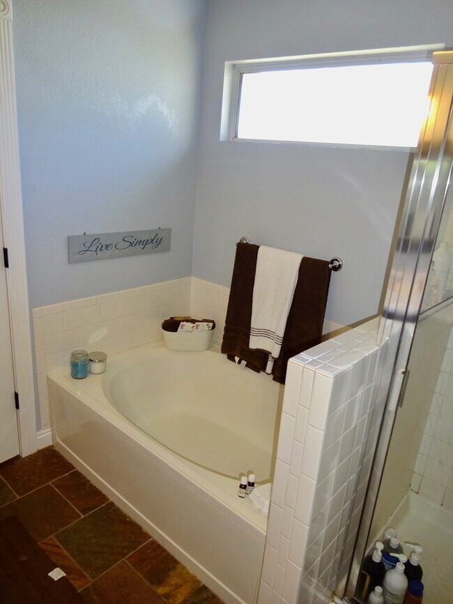 Building Photo - Gorgeous Three Bedroom Home In Littleton!