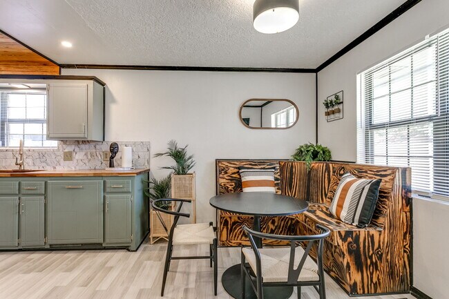 Building Photo - 1521 E Main St